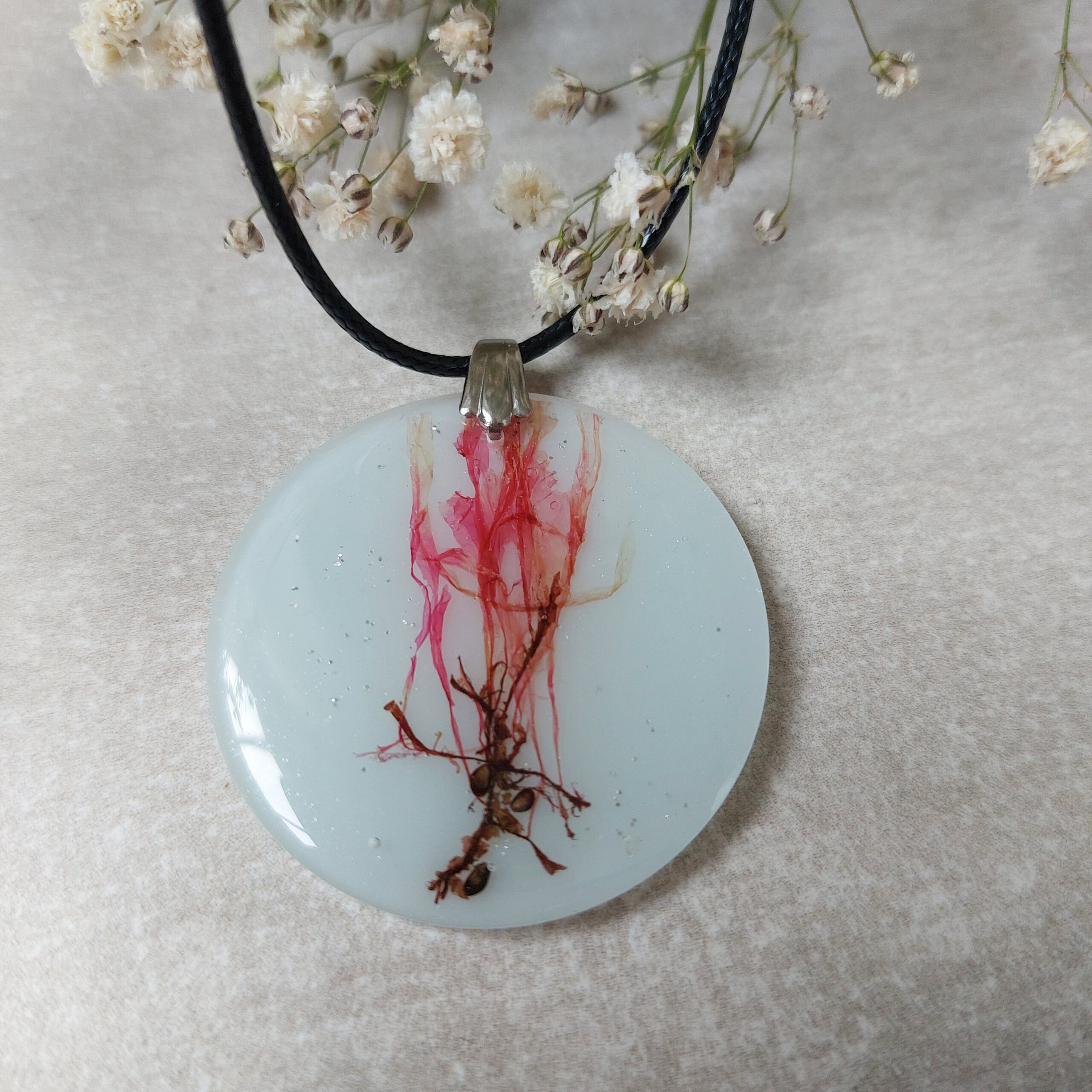 Meer-Medaillon Kette für Meeres-Fans handgemacht aus Epoxidharz mit echten roten Algen aus der Ostsee