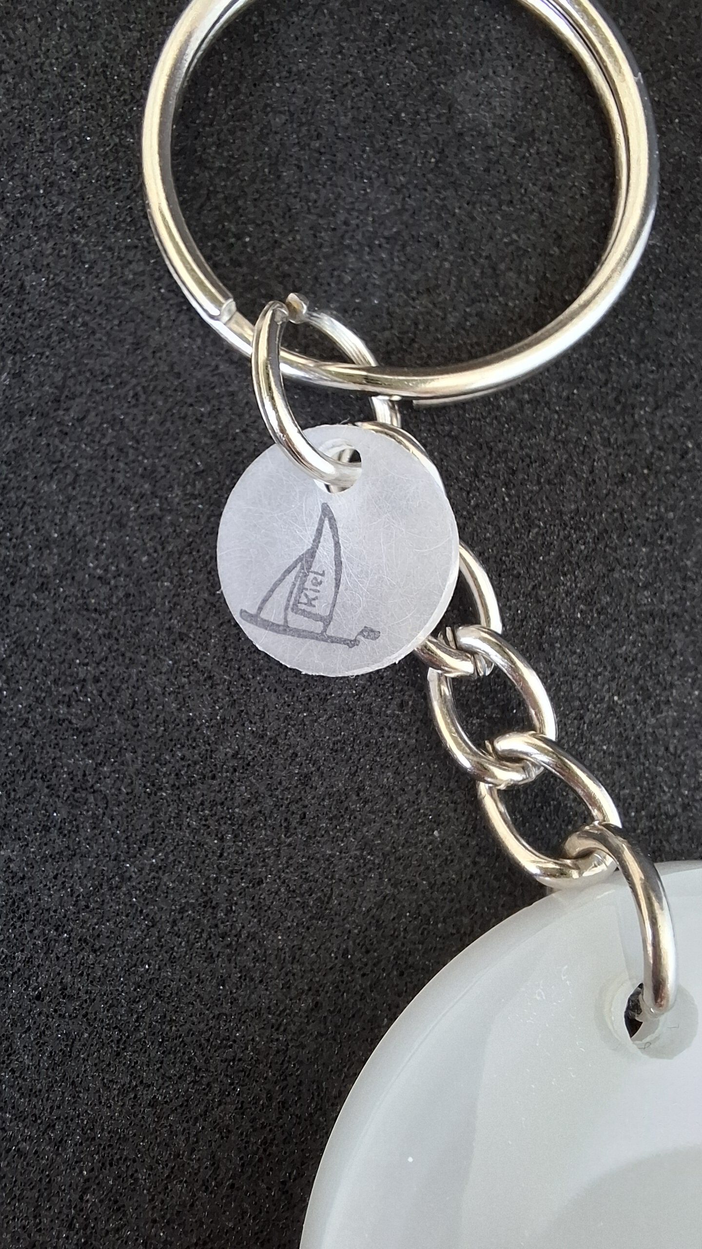 Detail Kieler Woche Schlüsselanhänger: kleiner Segelboot-Anhänger