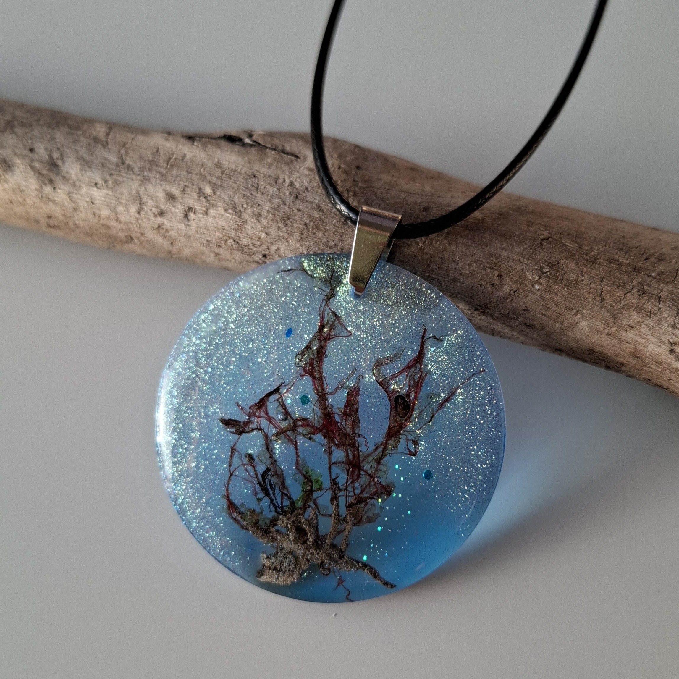 Meer-Medaillon Kette für Meeres-Fans handgemacht aus Epoxidharz mit echten Algen aus der Ostsee